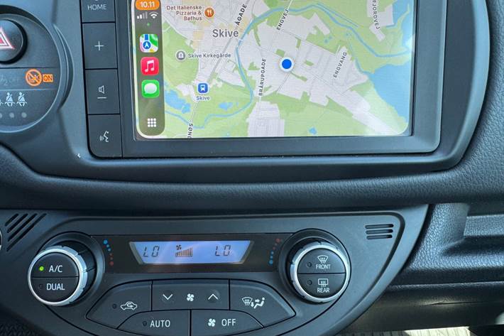 Grå Toyota Yaris fra 2020