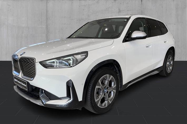 Hvid BMW iX1 fra 2024 set udefra