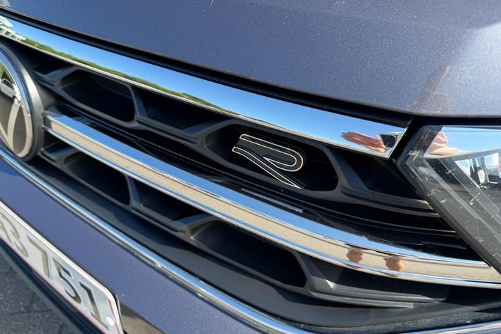 Grå VW T-Roc fra 2023