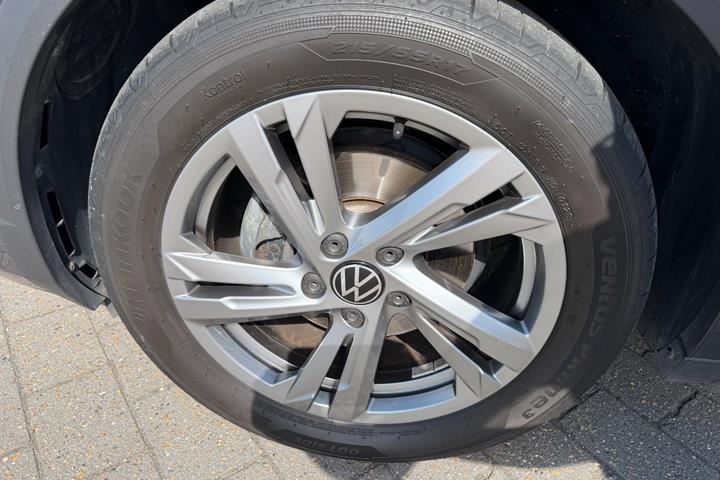 Grå VW T-Roc fra 2023