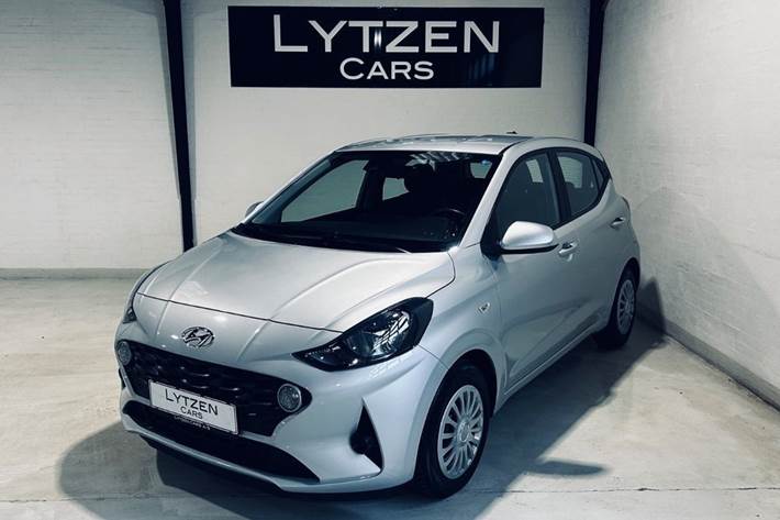 Sølv Hyundai i10 fra 2022