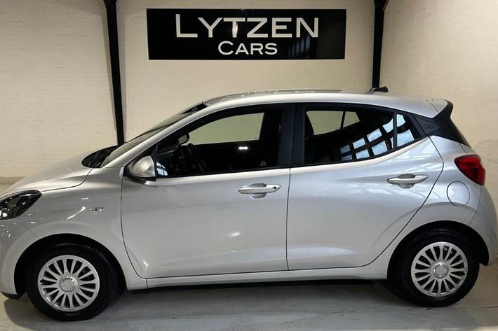 Sølv Hyundai i10 fra 2022