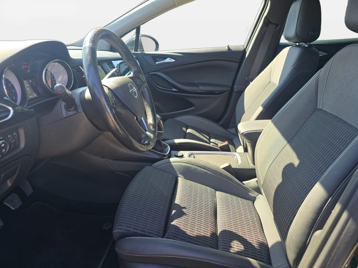 Sort Opel Astra fra 2020