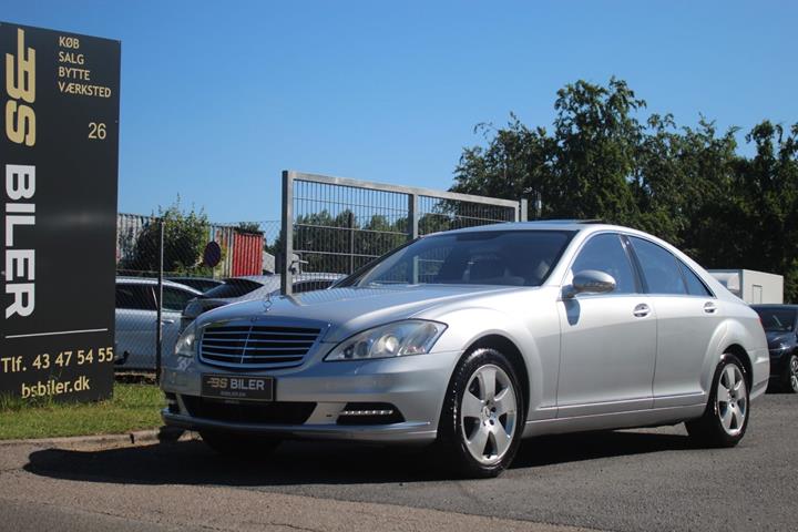 Sølv Mercedes S500 fra 2007 set udefra