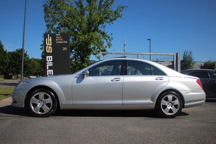 Sølv Mercedes S500 fra 2007