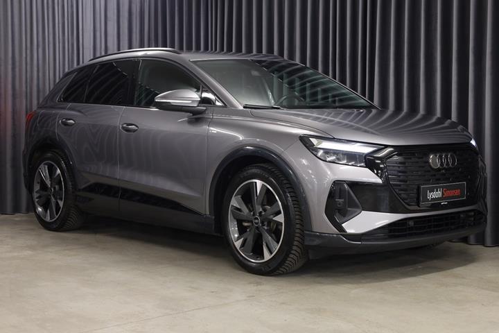 Grå Audi Q4 e-tron fra 2023 set udefra
