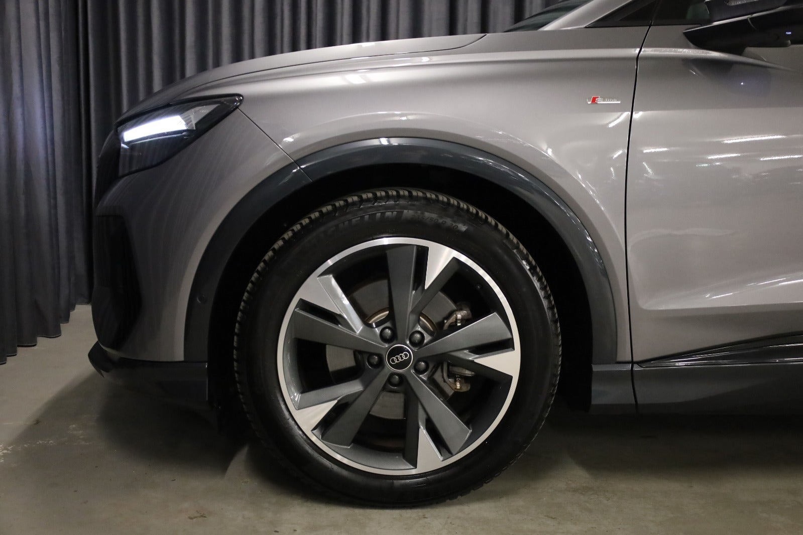 Grå Audi Q4 e-tron fra 2023