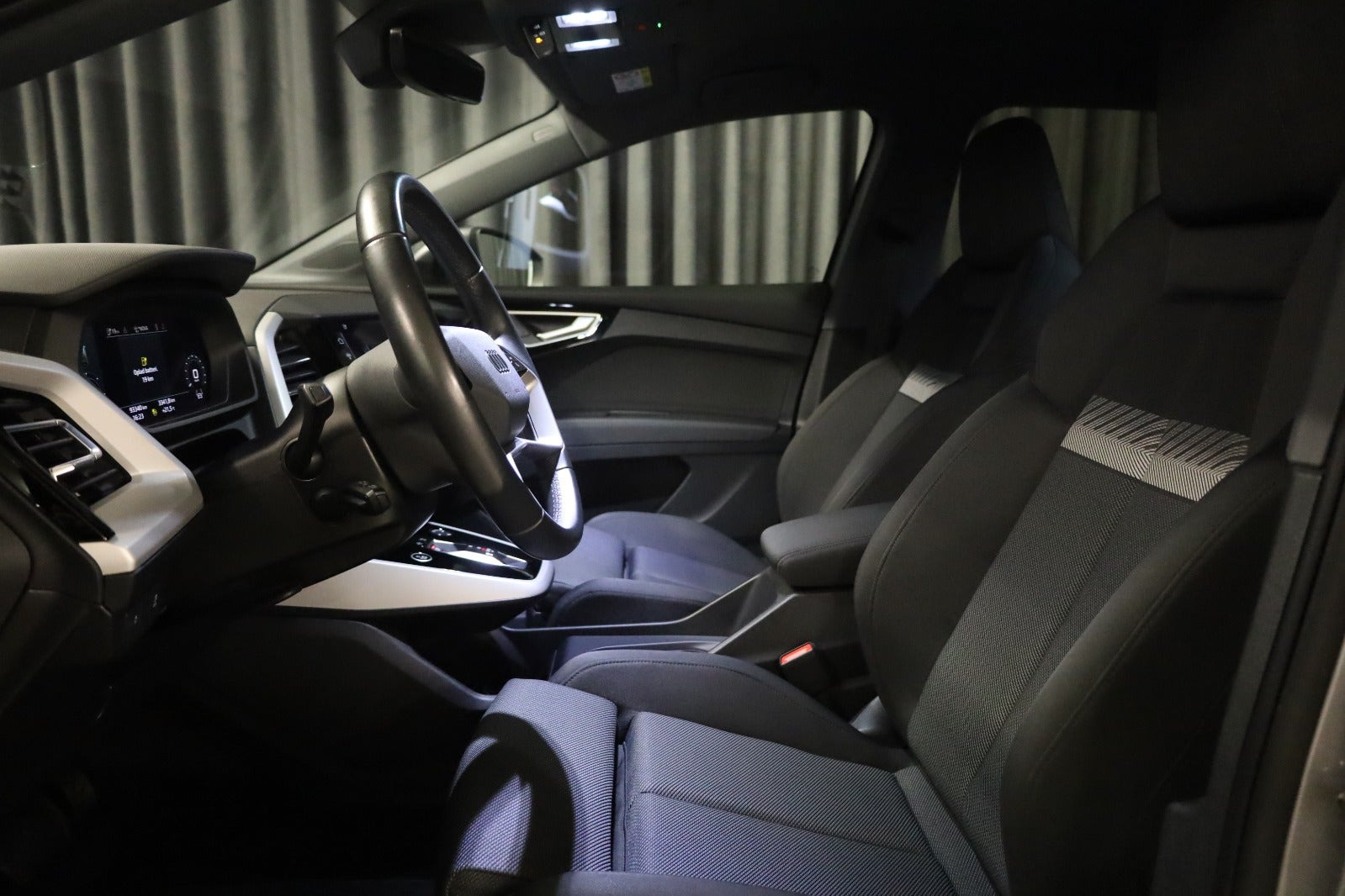 Grå Audi Q4 e-tron fra 2023