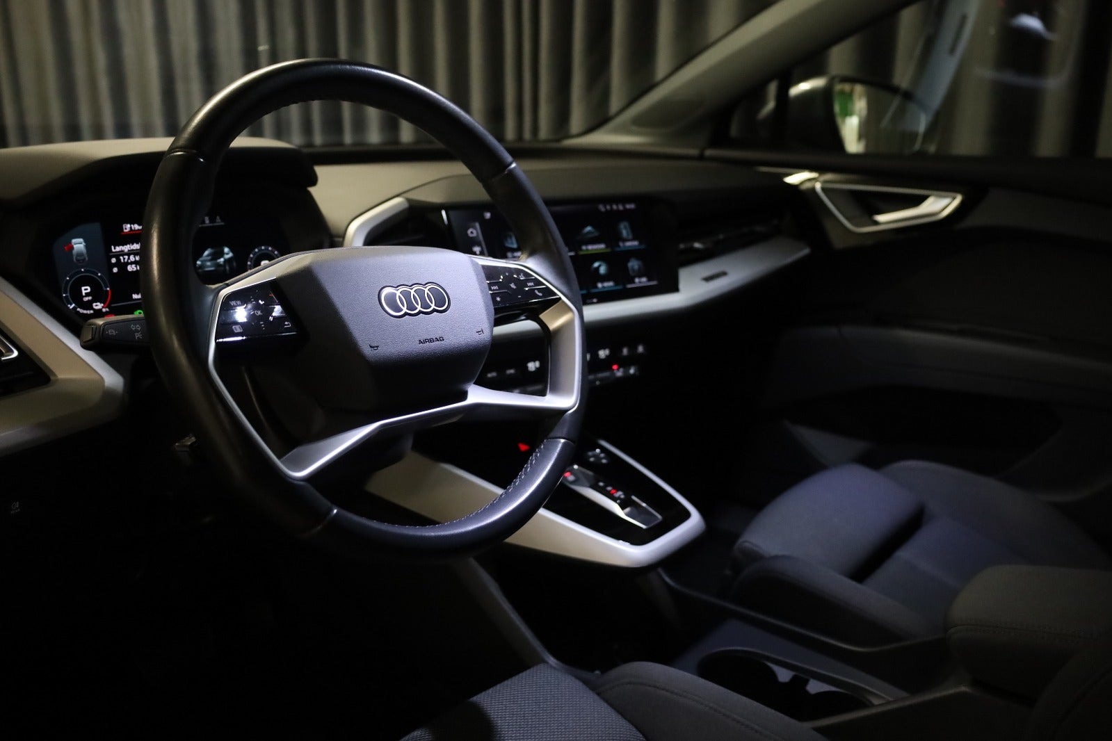 Grå Audi Q4 e-tron fra 2023