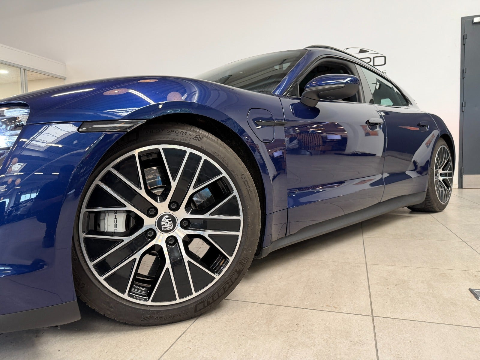 Blå Porsche Taycan 4S fra 2023