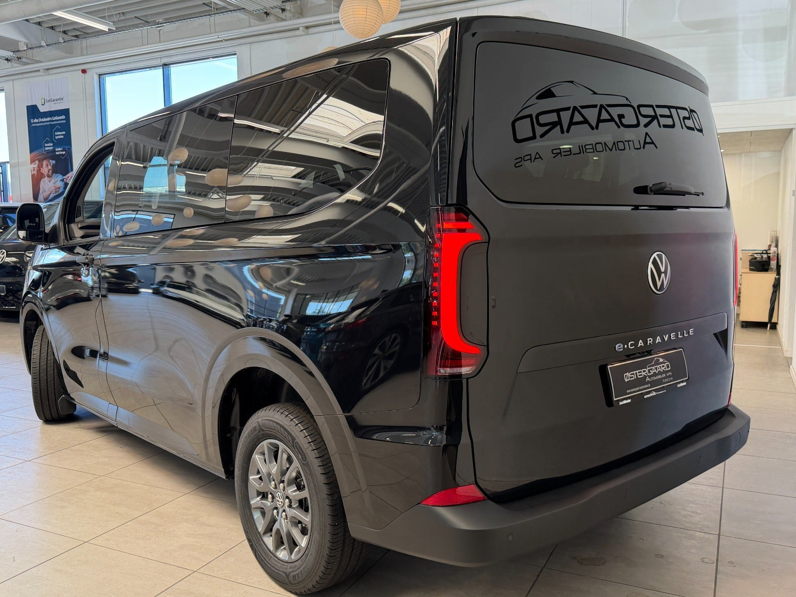 Sort VW e-Caravelle fra 2025