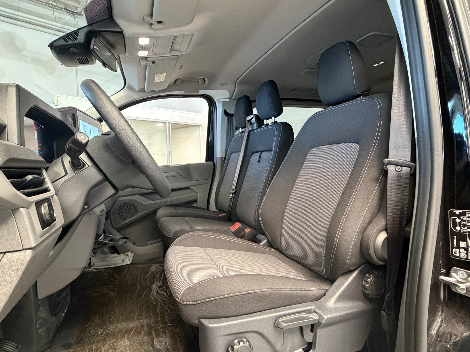 Sort VW e-Caravelle fra 2025