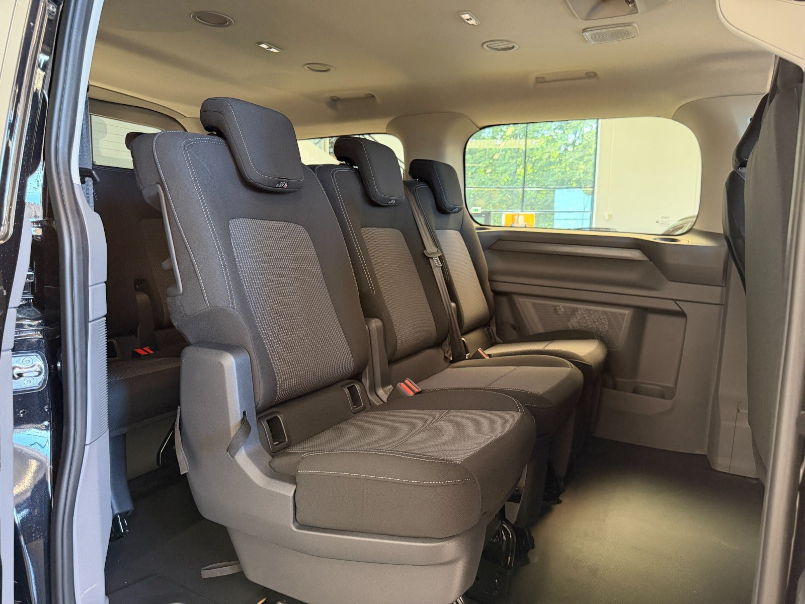 Sort VW e-Caravelle fra 2025