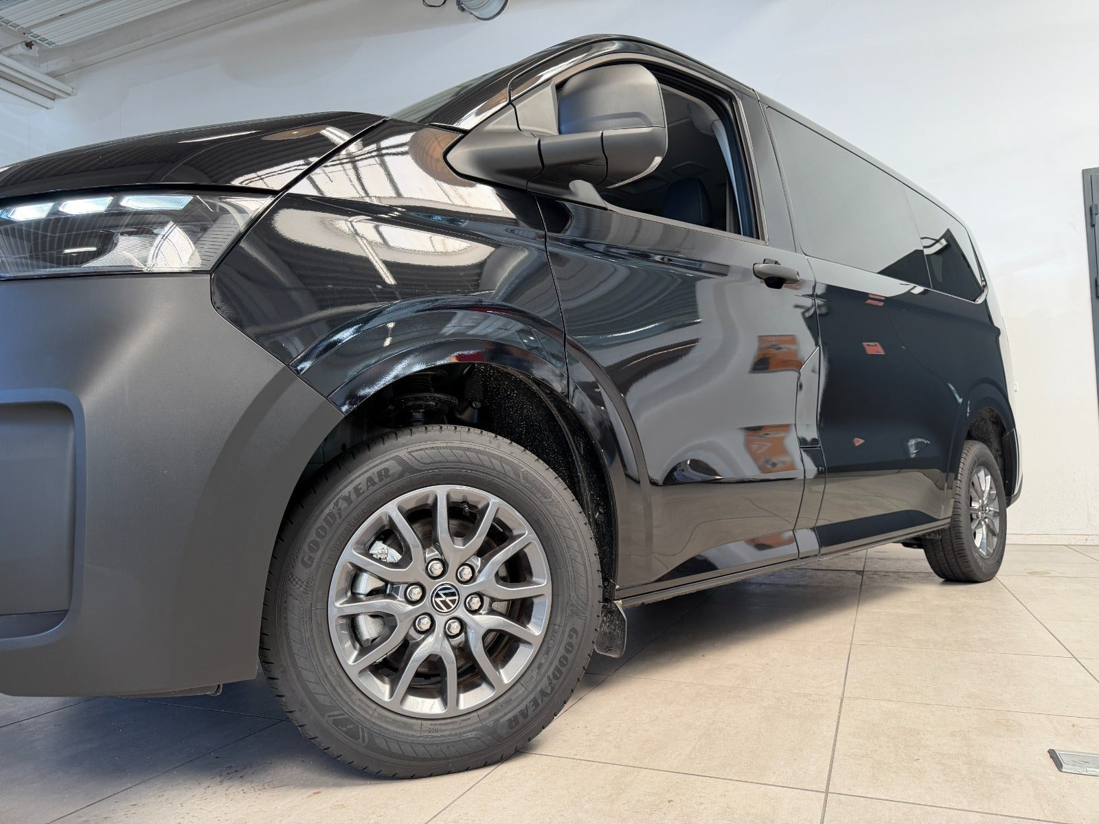 Sort VW e-Caravelle fra 2025