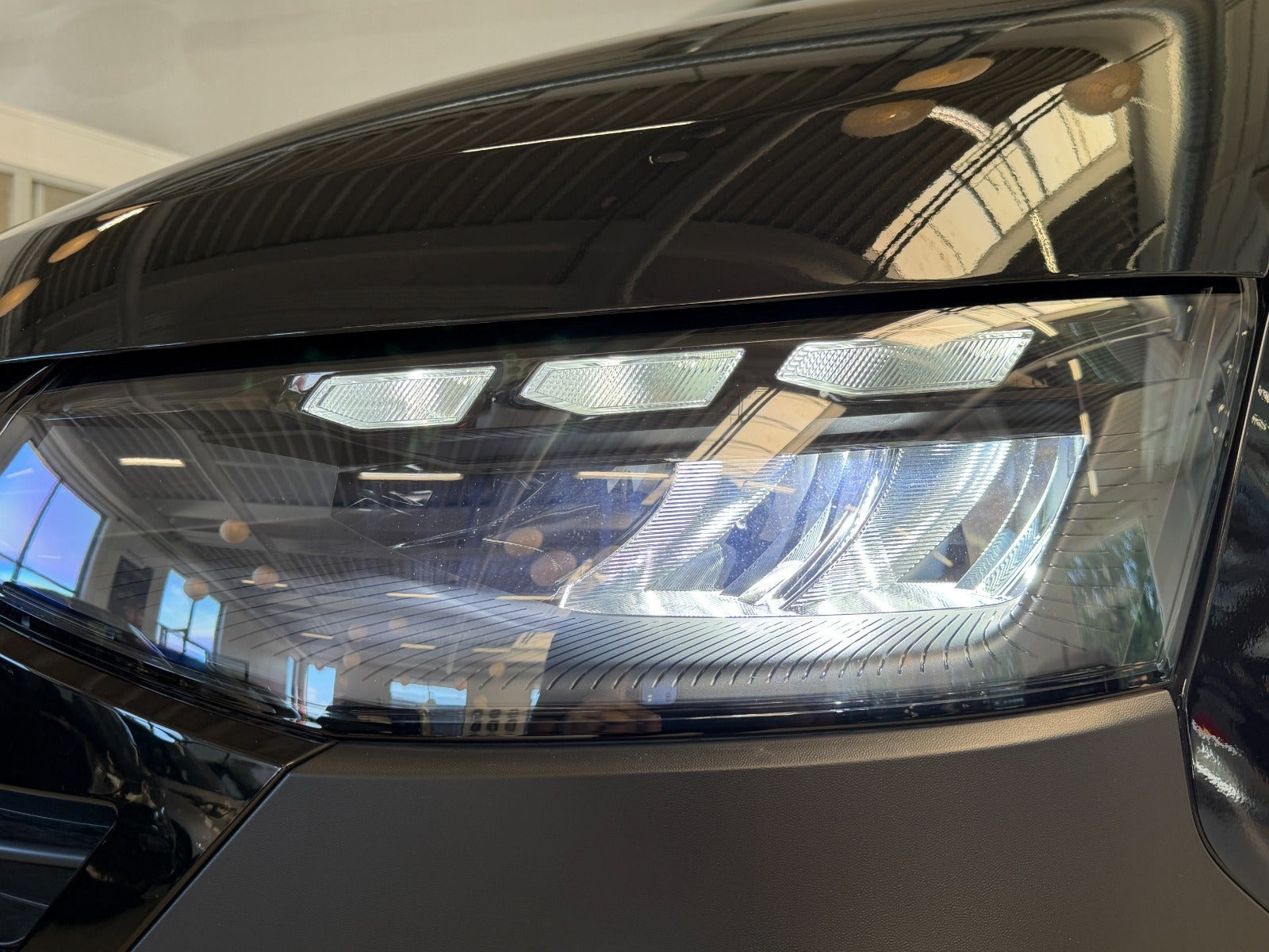 Sort VW e-Caravelle fra 2025