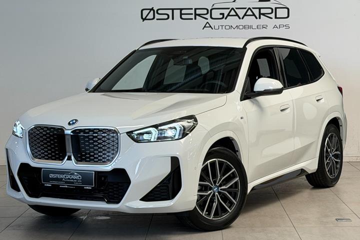 Hvid BMW iX1 fra 2024 set udefra