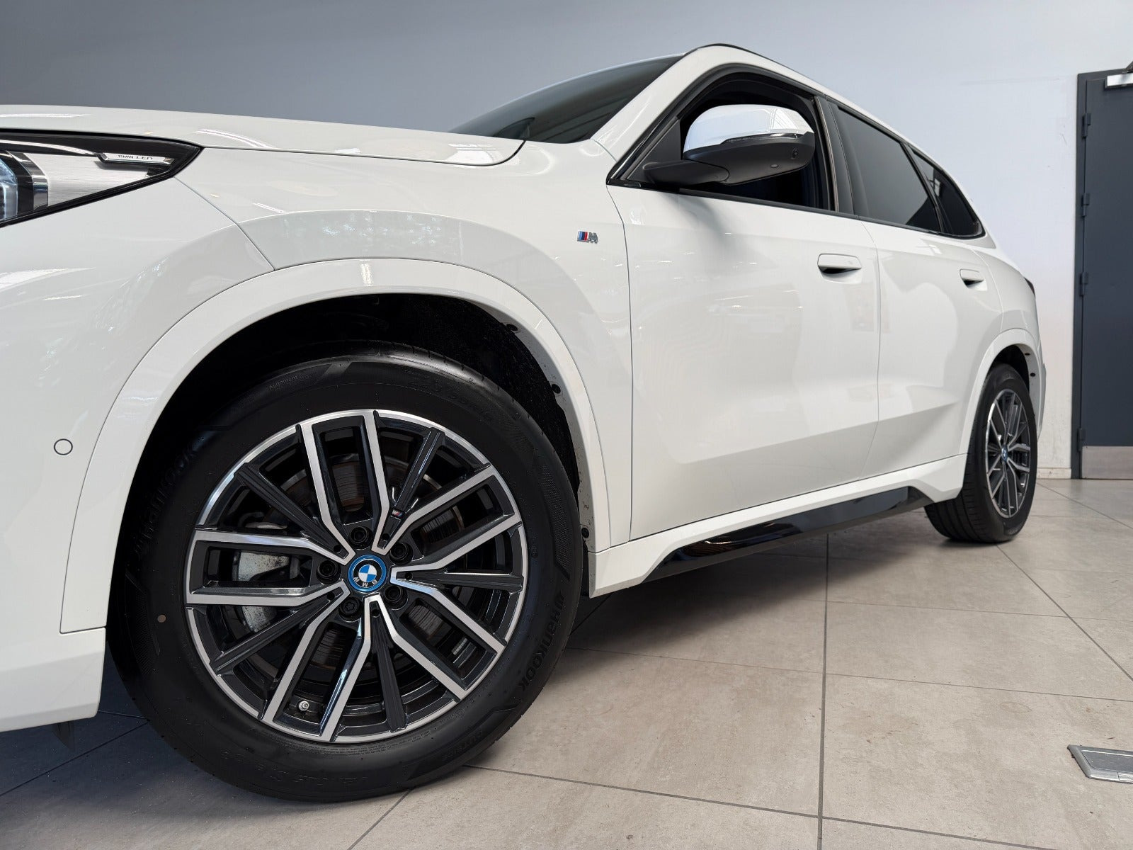 Hvid BMW iX1 fra 2024
