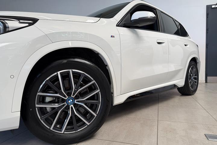 Hvid BMW iX1 fra 2024