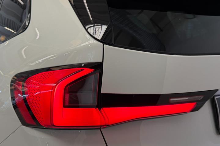 Hvid BMW iX1 fra 2024