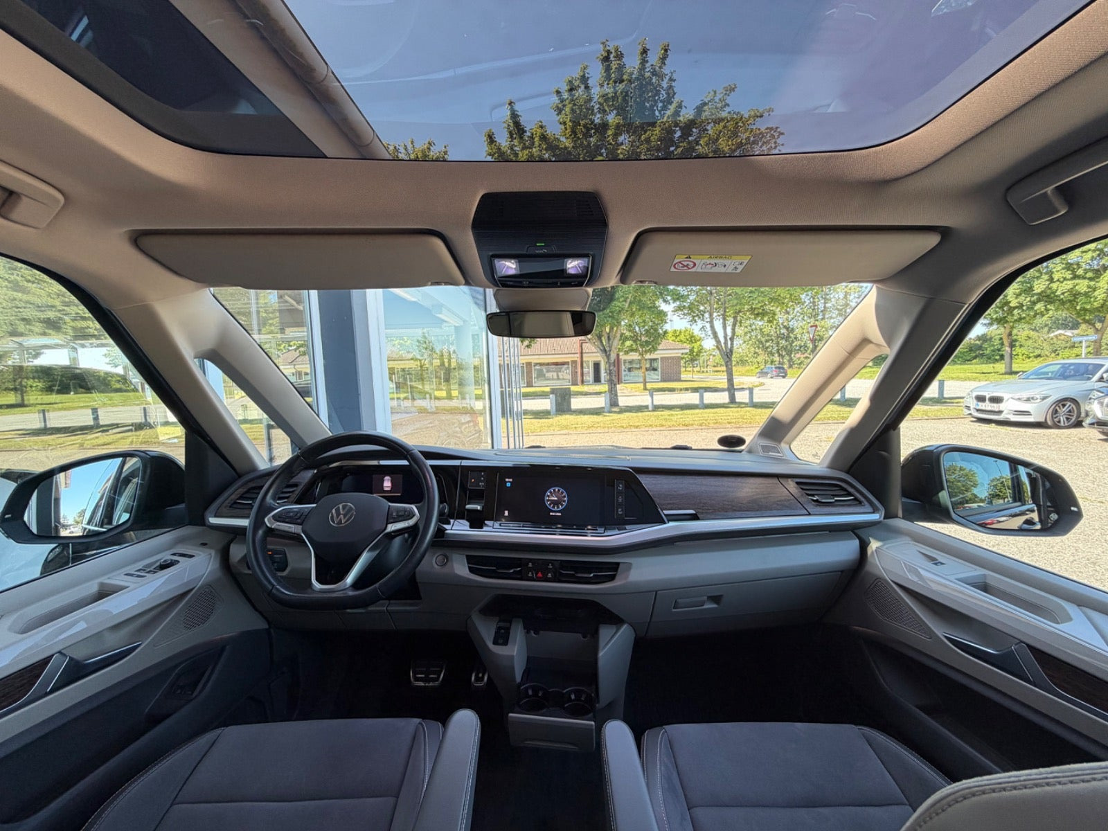 Sort VW Multivan fra 2022