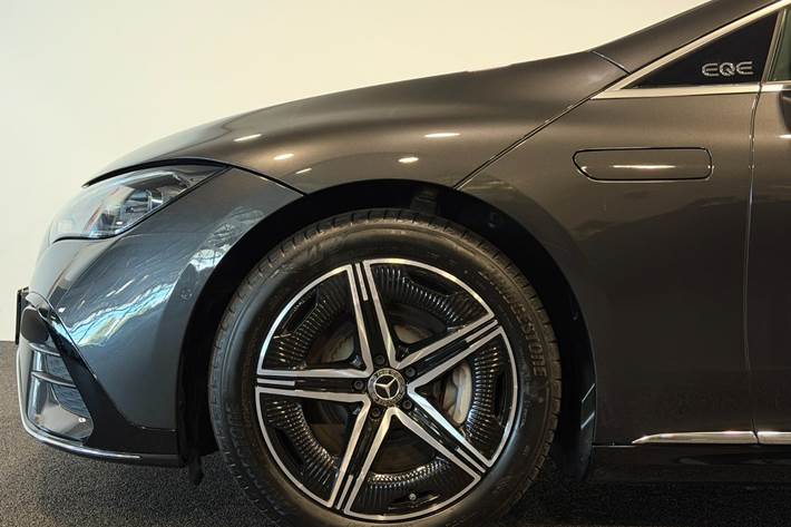 Grøn Mercedes EQE350+ fra 2025