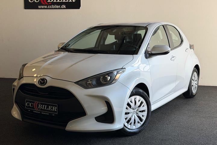 Hvid Mazda 2 fra 2022 set udefra