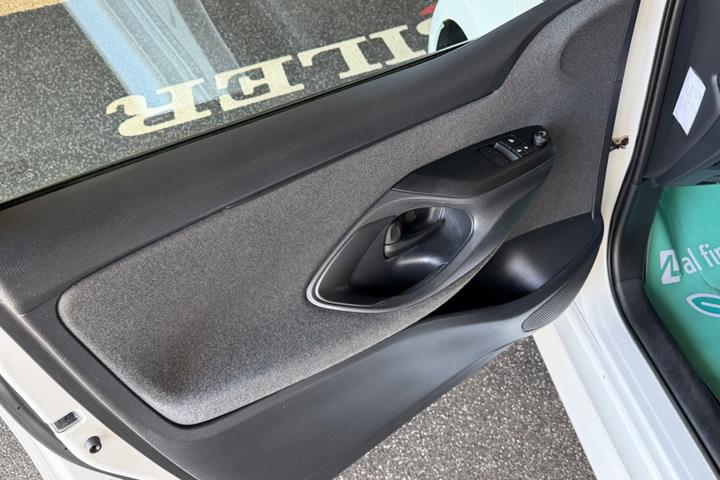 Hvid Mazda 2 fra 2022