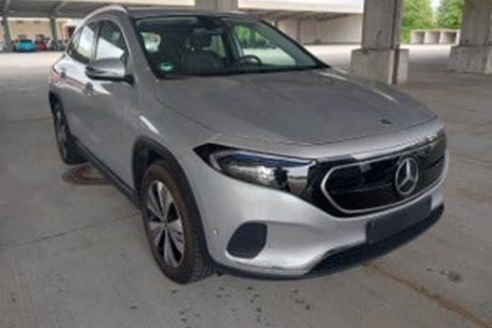 Sølv Mercedes EQA300 fra 2023