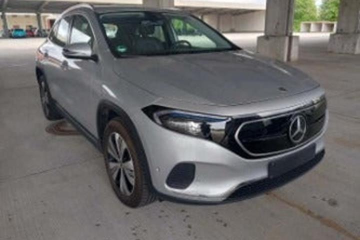 Sølv Mercedes EQA300 fra 2023 set udefra