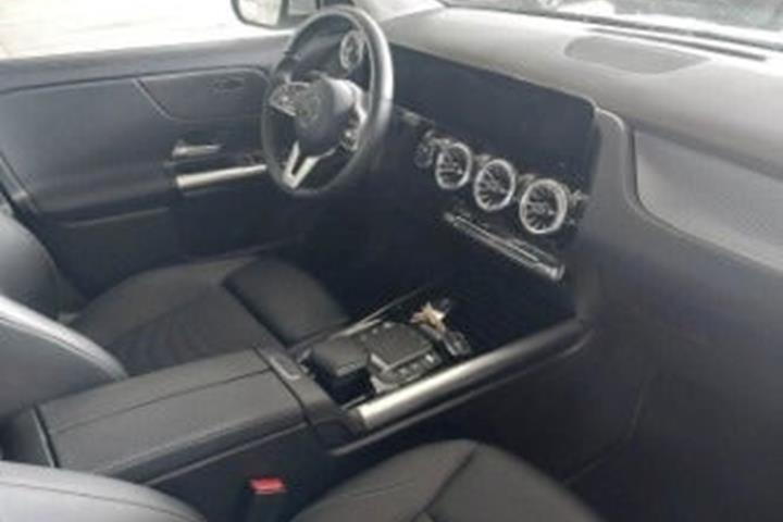 Sølv Mercedes EQA300 fra 2023
