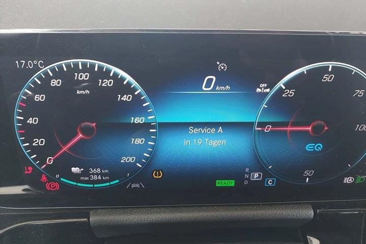 Sølv Mercedes EQA300 fra 2023