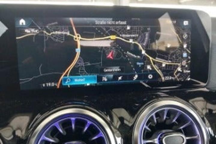 Sølv Mercedes EQA300 fra 2023