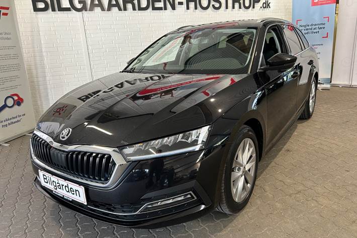 Sort Skoda Octavia fra 2021 set udefra