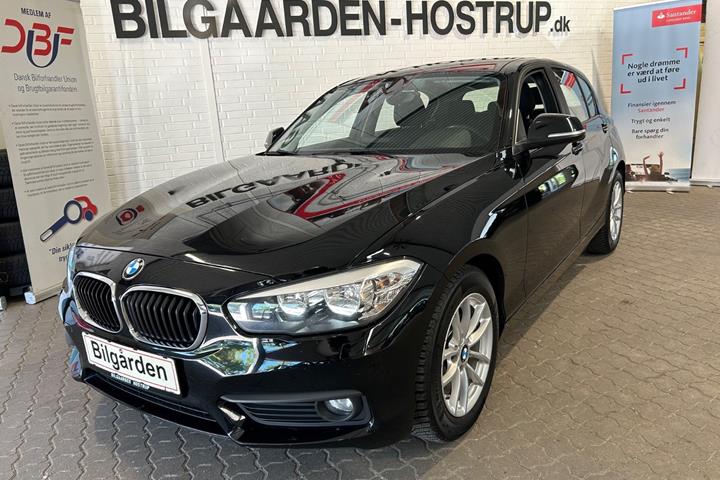 Sort BMW 118i fra 2017 set udefra