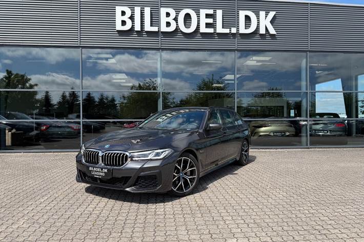 Grå BMW 530e fra 2022