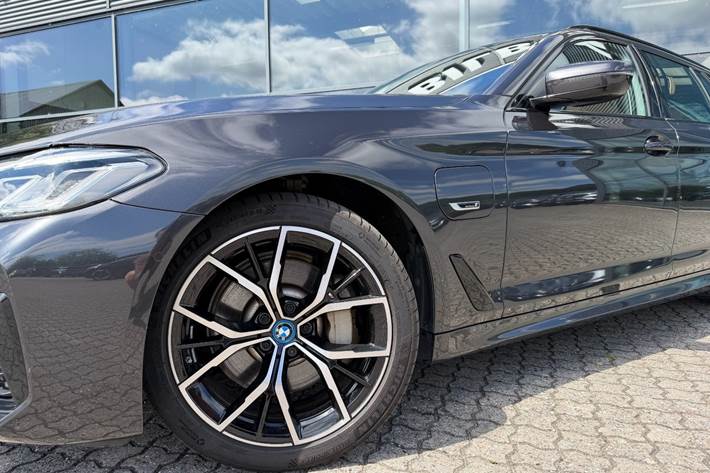 Grå BMW 530e fra 2022