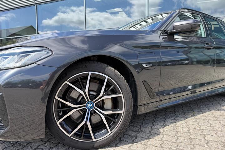 Grå BMW 530e fra 2022