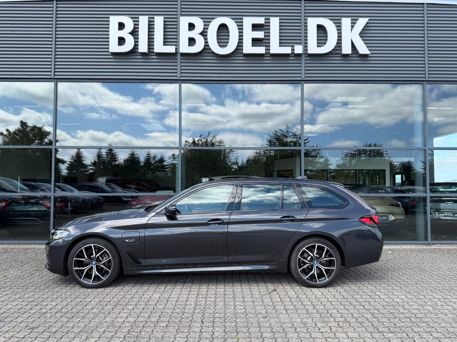 Grå BMW 530e fra 2022