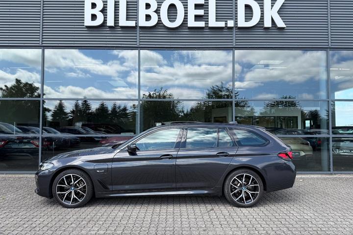 Grå BMW 530e fra 2022