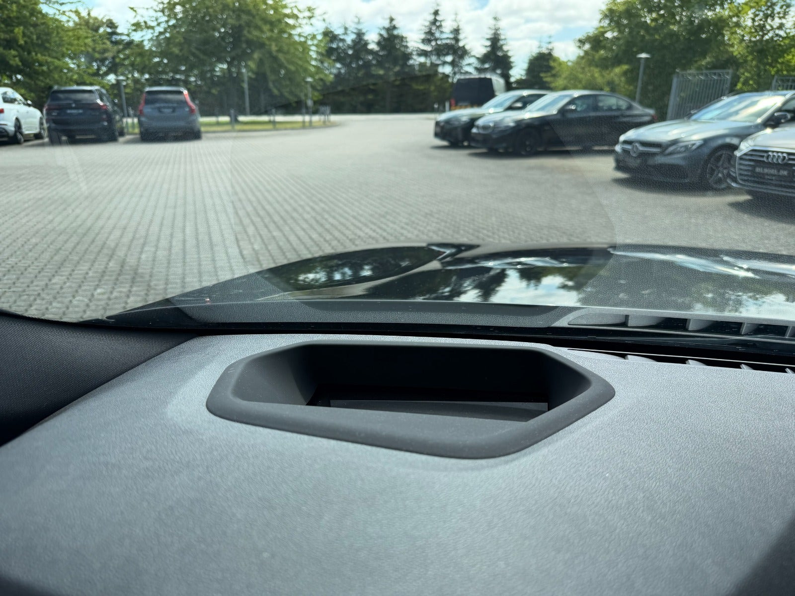 Grå BMW 530e fra 2022