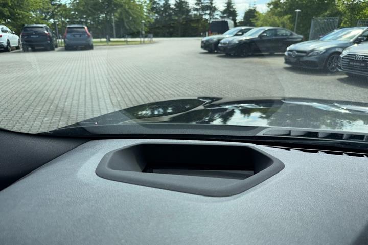 Grå BMW 530e fra 2022