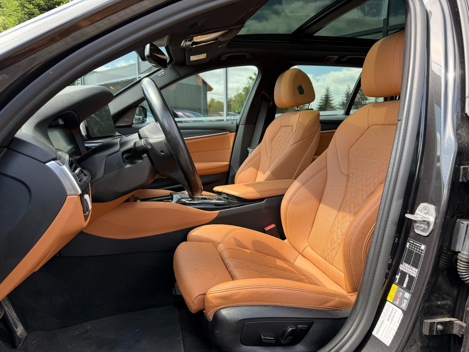 Grå BMW 530e fra 2022