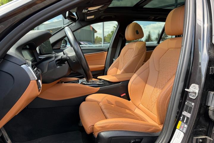 Grå BMW 530e fra 2022