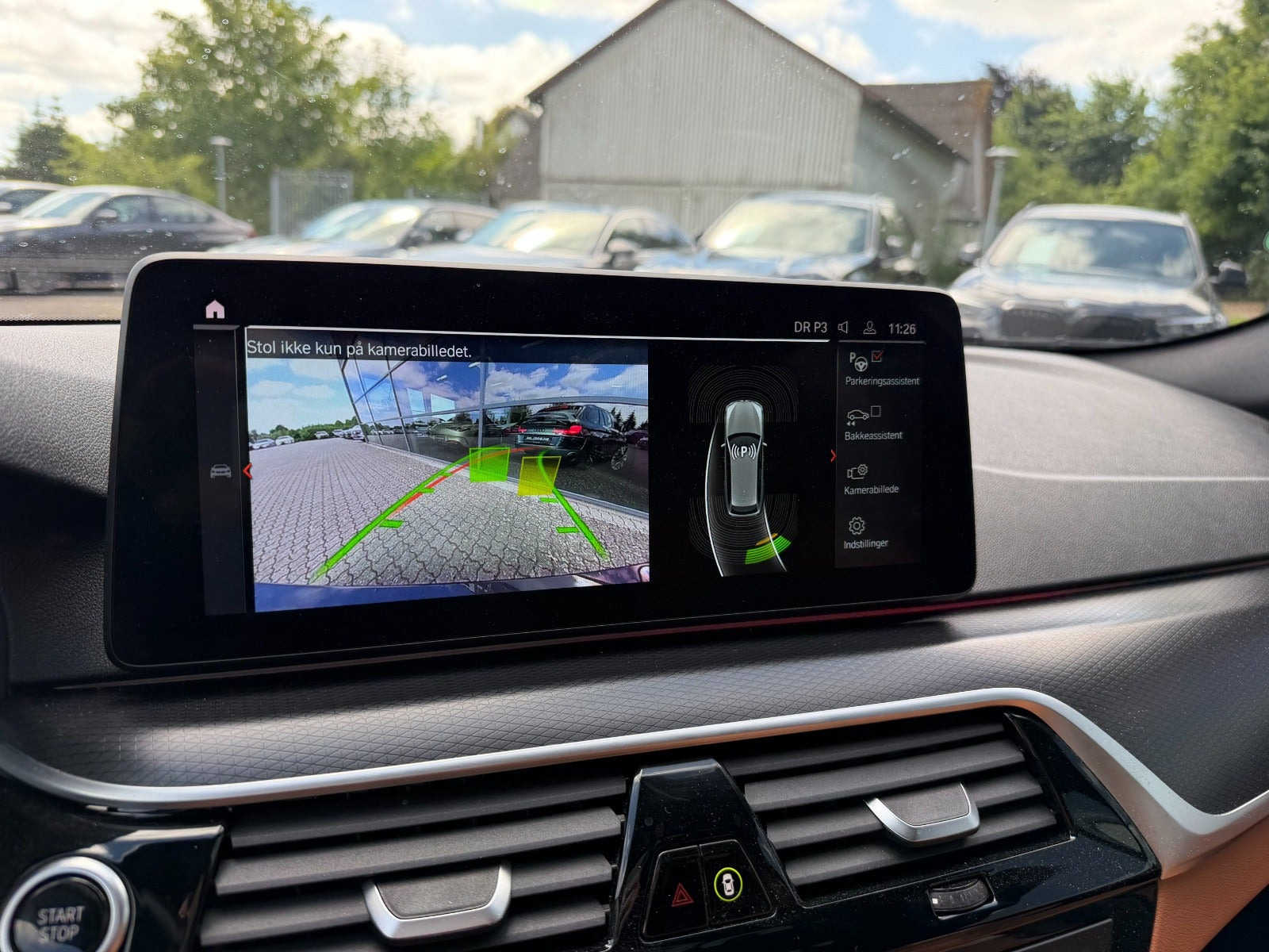 Grå BMW 530e fra 2022