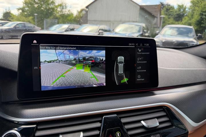 Grå BMW 530e fra 2022