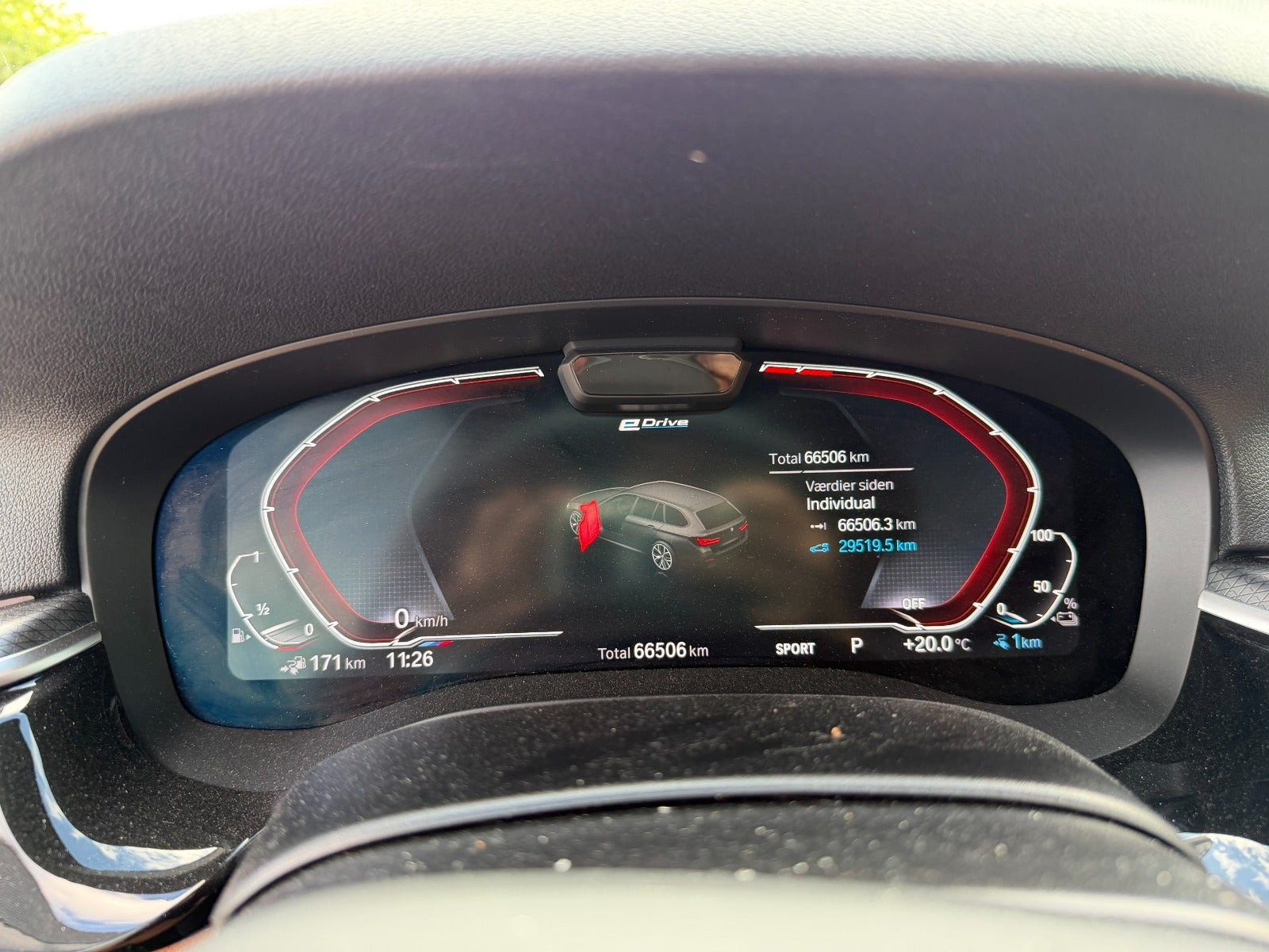Grå BMW 530e fra 2022