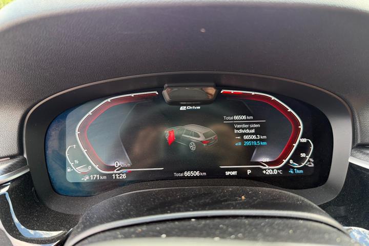 Grå BMW 530e fra 2022