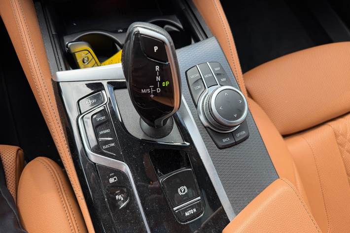 Grå BMW 530e fra 2022