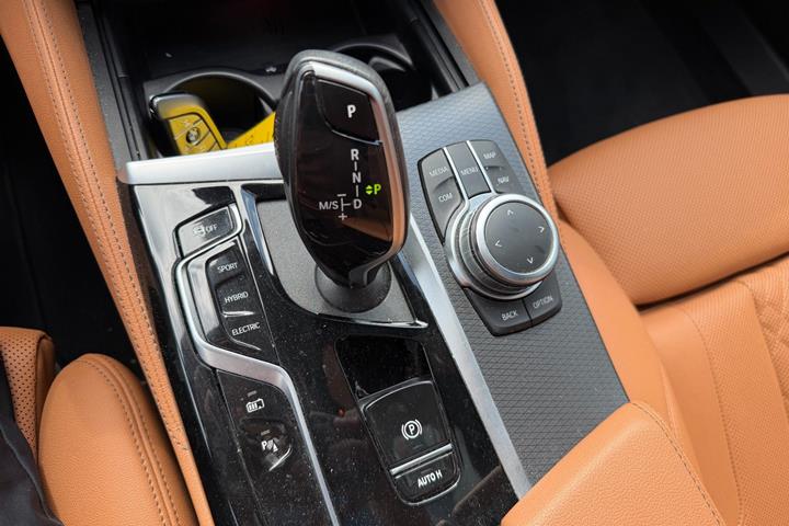 Grå BMW 530e fra 2022