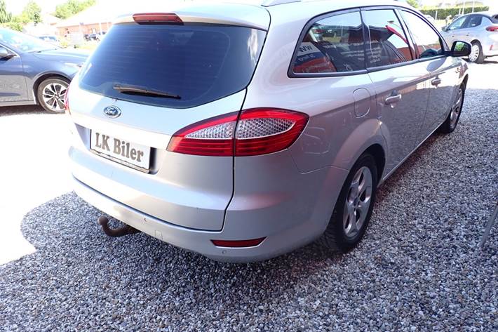 Sølv Ford Mondeo fra 2009